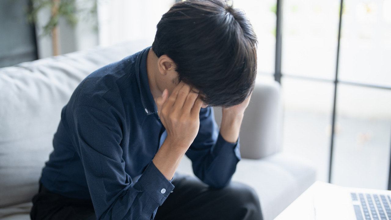 頭を抱える男性