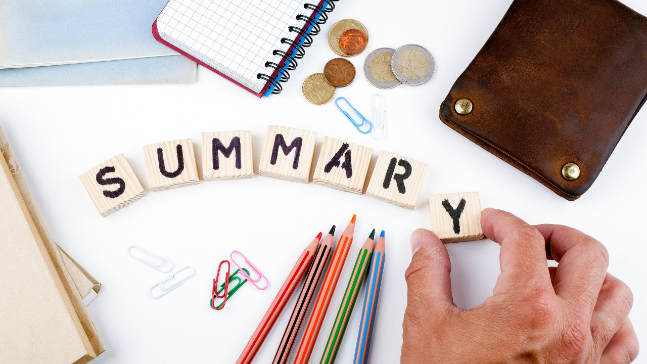 SUMMARYと書かれたブロックと文具