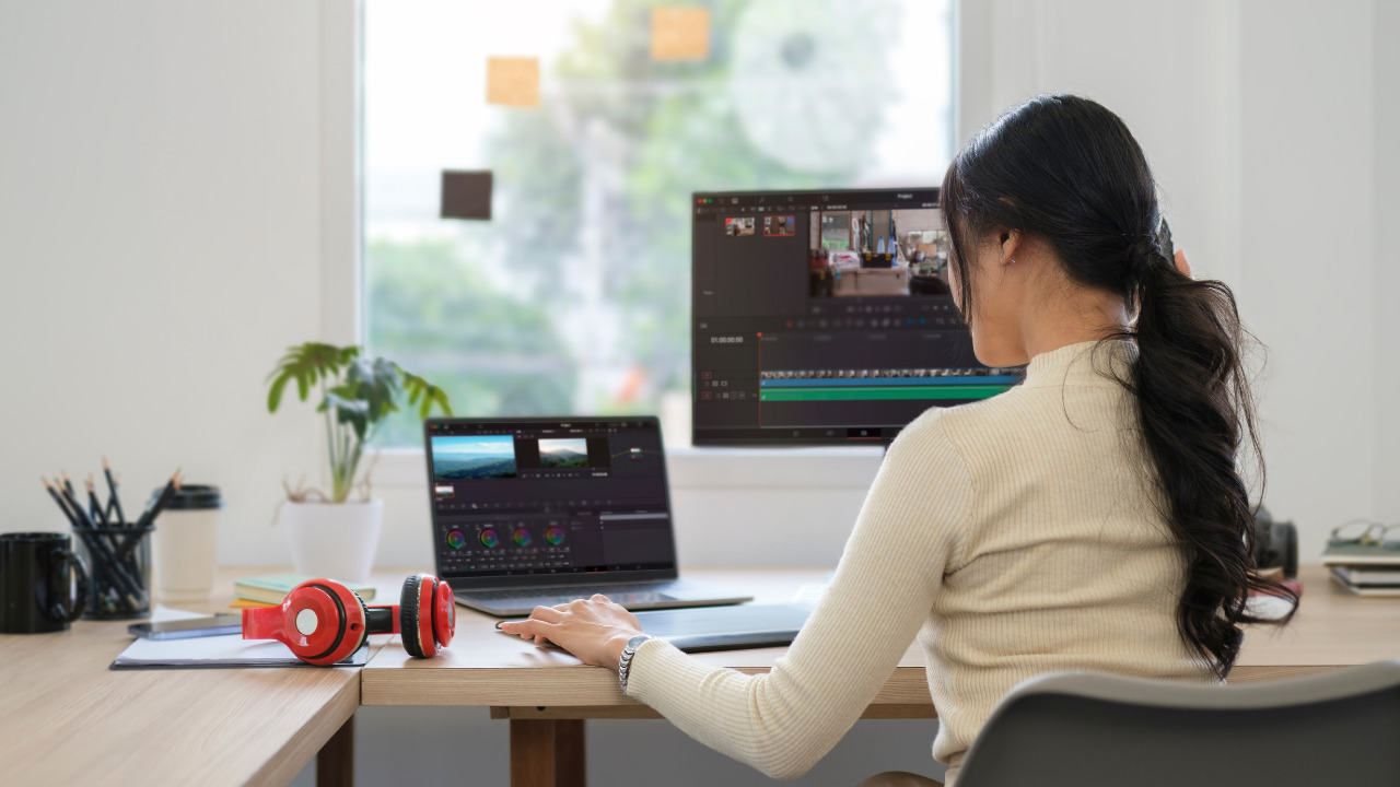 動画を編集する女性